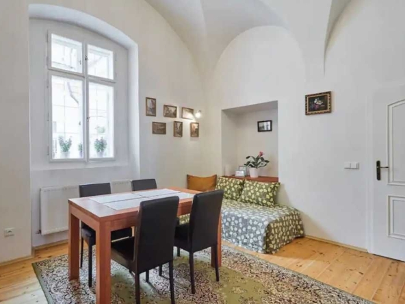 Дава се под наем Двустаен апартамент в Пловдив, Център - 72 кв.м за 306 € - Снимка #1