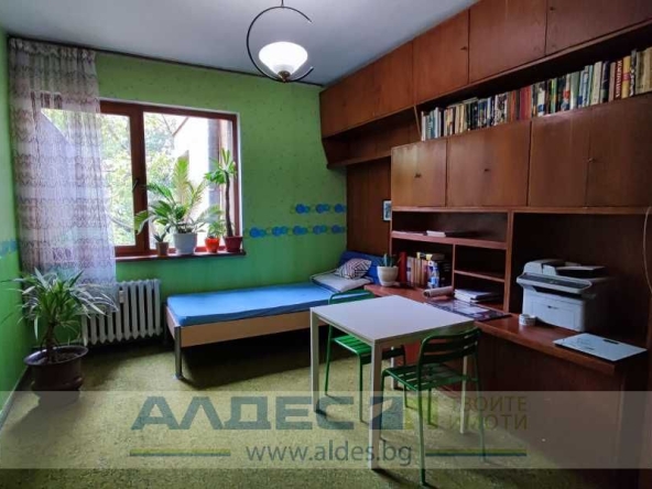 Дава се под наем Тристаен апартамент в София, Център - 103 кв.м за 900 € - Снимка #1