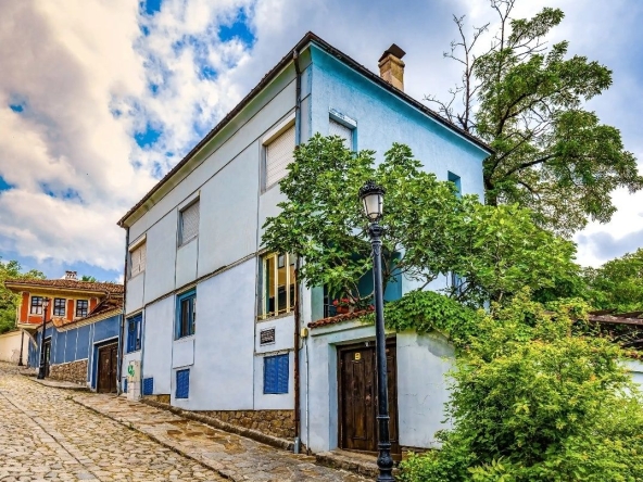 Дава се под наем Етаж от къща в Пловдив, Старият град - 90 кв.м за 1196.97 € - Снимка #1