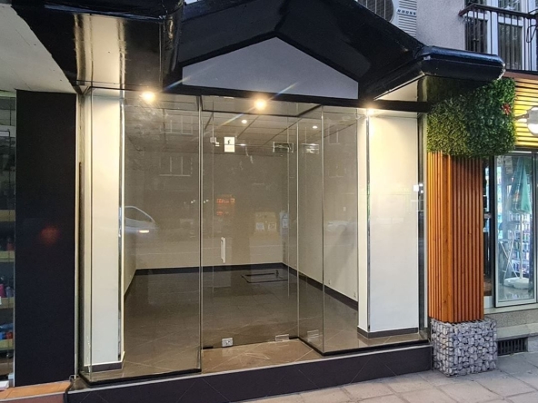 Дава се под наем Магазин в София, Център - 25 кв.м за 698.19 € - Снимка #1