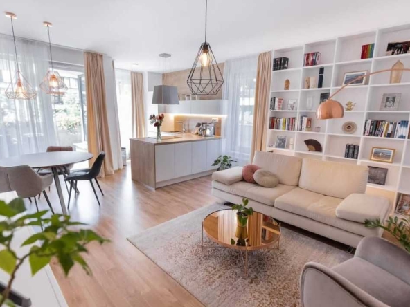 Дава се под наем Тристаен апартамент в Пловдив, Младежки Хълм - 89 кв.м за 331.5 € - Снимка #1