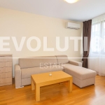 Дава се под наем Двустаен апартамент в к.к. Св.Св. Константин и Елена - 50 кв.м за 500 € - Снимка #1