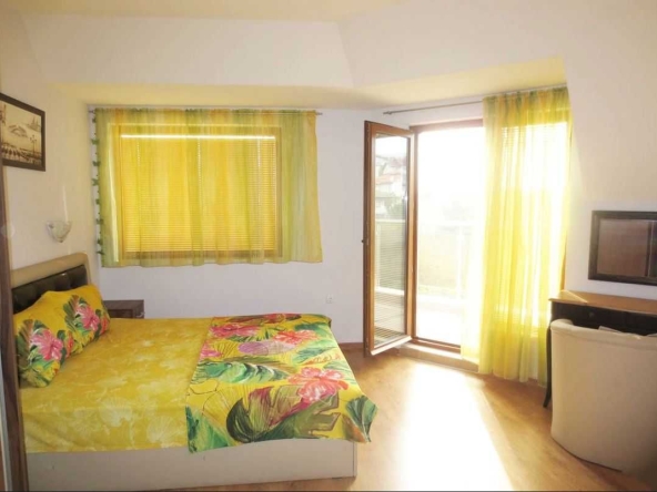 Дава се под наем Четиристаен апартамент в к.к. Св.Св. Константин и Елена - 120 кв.м за 1196.97 € - Снимка #1