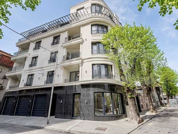 Тристаен апартамент в Варна, Център - 85 кв.м за 2460 €/кв.м - Снимка #1