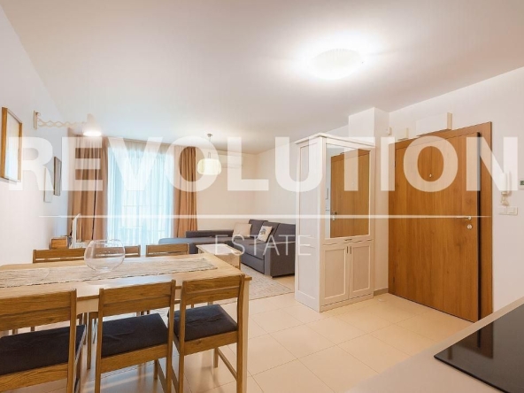 Дава се под наем Двустаен апартамент в Варна, Център - 95 кв.м за 847.62 € - Снимка #1