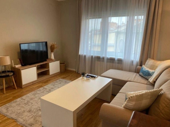 Дава се под наем Едностаен апартамент в София, Център - 70 кв.м за 597.21 € - Снимка #1