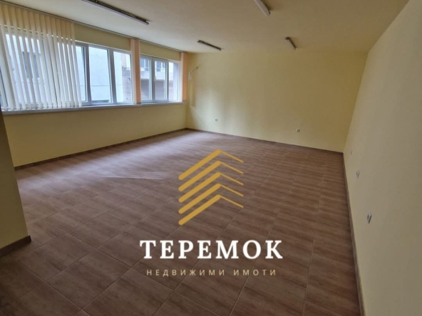 Дава се под наем Офис в Шумен, Херсон - 47 кв.м за 306 € - Снимка #1