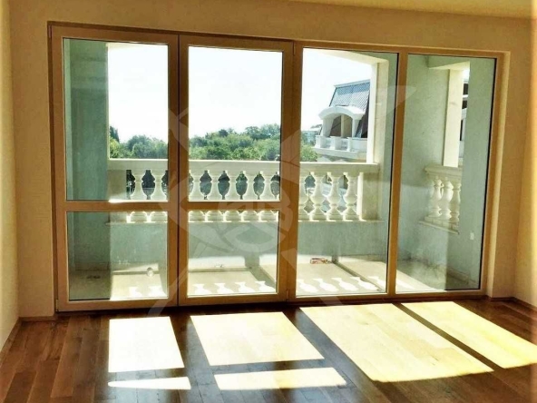 Тристаен апартамент в к.к. Св.Св. Константин и Елена - 108 кв.м за 3056 €/кв.м - Снимка #1