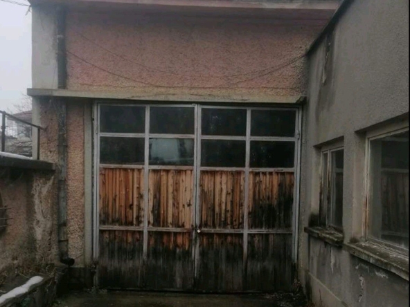 Дава се под наем Гараж / Паркомясто в Ловеч, Център - 36 кв.м за 153 € - Снимка #1