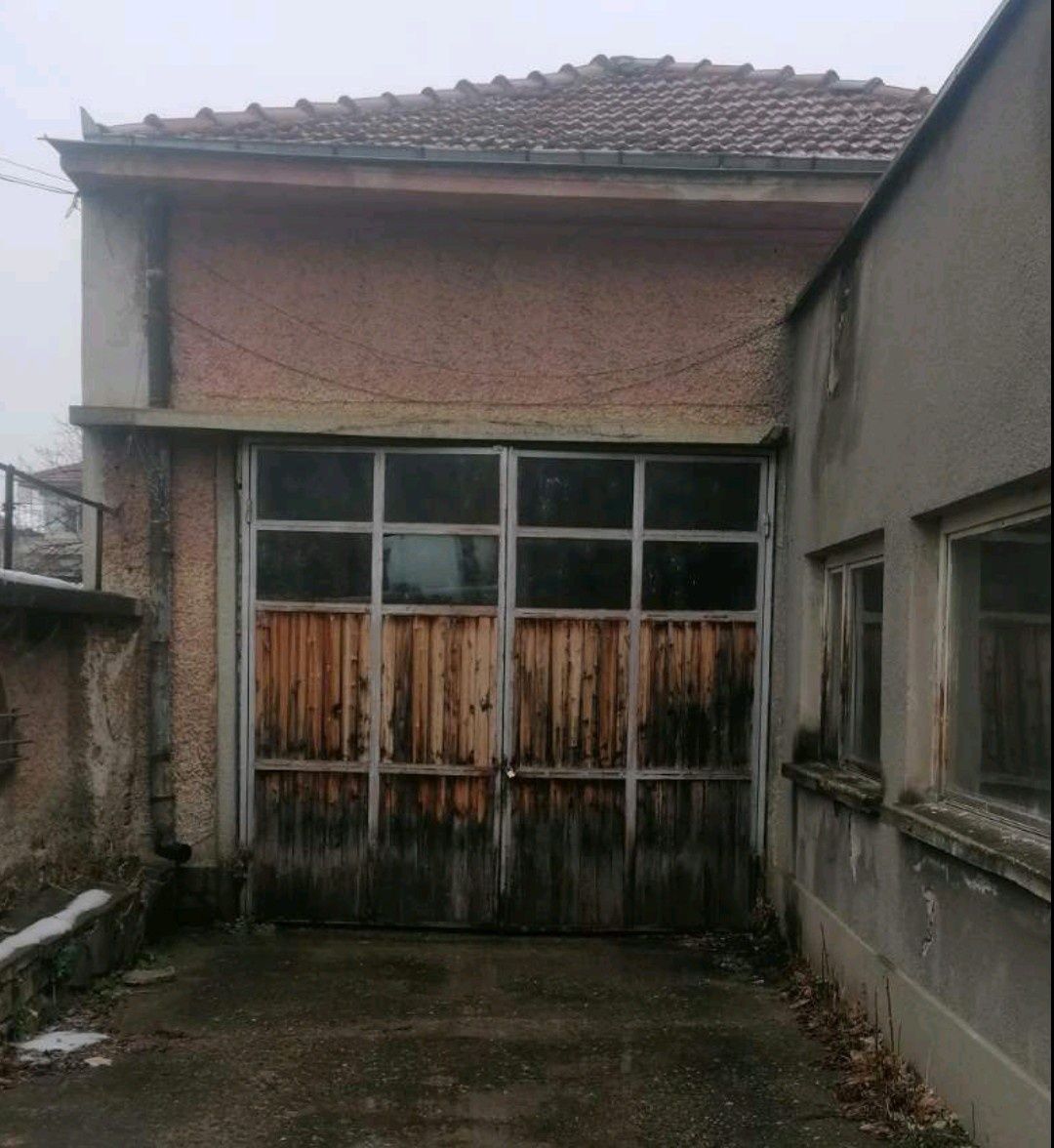 Дава се под наем Гараж / Паркомясто в Ловеч, Център - 36 кв.м за 153 € - Снимка #1