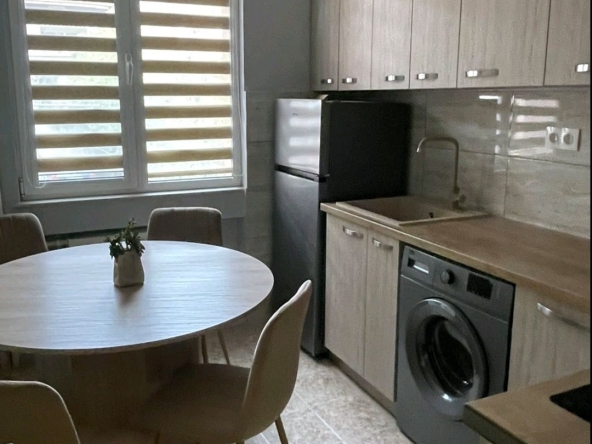 Дава се под наем Тристаен апартамент в Пловдив, Въстанически - 100 кв.м за 510.51 € - Снимка #1