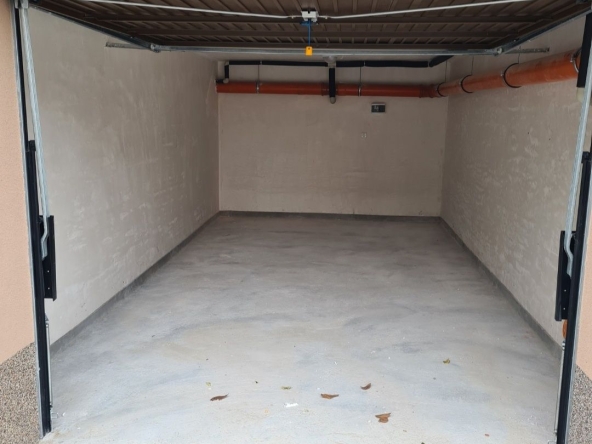 Дава се под наем Гараж / Паркомясто в Пловдив, Въстанически - 21 кв.м за 81.6 € - Снимка #1