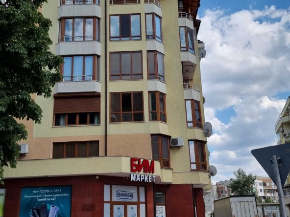 Дава се под наем Тристаен апартамент в Разград, Център - 95 кв.м за 348.84 € - Снимка #1