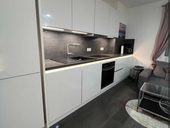 Дава се под наем Двустаен апартамент в София, Център - 60 кв.м за 725 € - Снимка #1