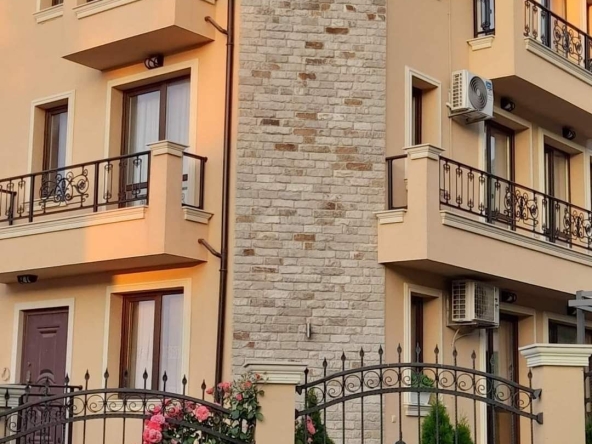 Тристаен апартамент в Царево - 68 кв.м за 45 €/кв.м - Снимка #1