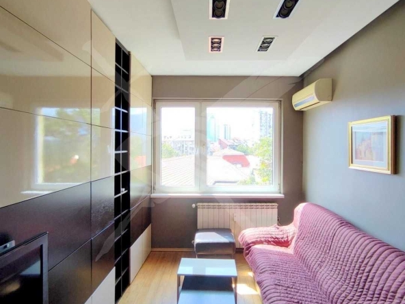 Дава се под наем Тристаен апартамент в София, Център - 65 кв.м за 650 € - Снимка #1