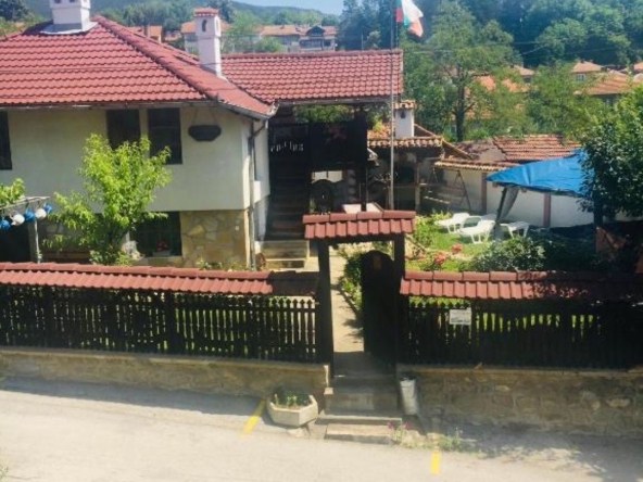 Дава се под наем Къща в Елена - 100 кв.м за 189.21 € - Снимка #1