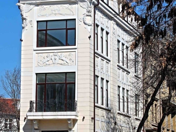 Дава се под наем Магазин в Варна, ЖП Гара - 220 кв.м за 1428 € - Снимка #1