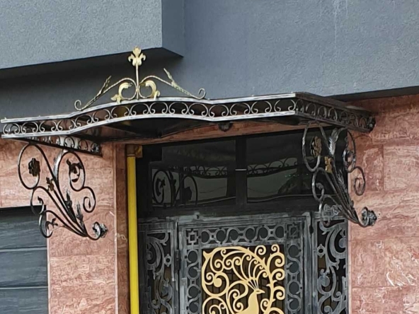 Дава се под наем Тристаен апартамент в София, Лозенец - 101 кв.м за 816 € - Снимка #1