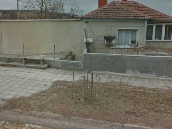 Къща в Девня - 1 кв.м за 80000 €/кв.м - Снимка #1