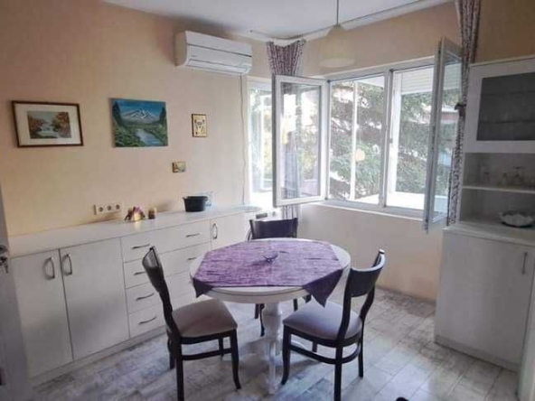 Дава се под наем Тристаен апартамент в Бургас, Център - 80 кв.м за 255 € - Снимка #1