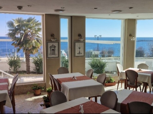 Дава се под наем Заведение в Китен - 200 кв.м за 2550 € - Снимка #1