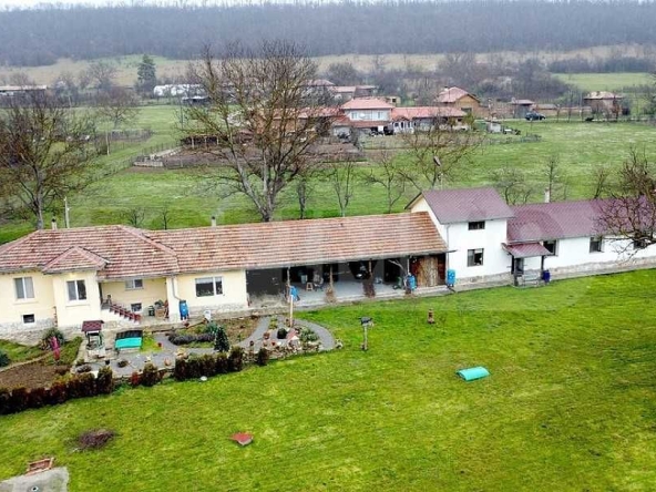 Къща в с. Александрово, Област Шумен - 315 кв.м за 389 €/кв.м - Снимка #1