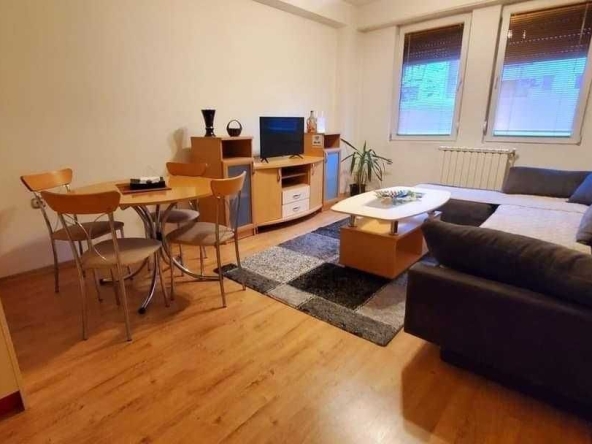 Дава се под наем Двустаен апартамент в Пловдив, Център - 52 кв.м за 300.9 € - Снимка #1