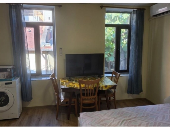 Дава се под наем Едностаен апартамент в Варна, Център - 25 кв.м за 348.84 € - Снимка #1