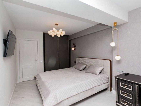 Дава се под наем Тристаен апартамент в София, Хладилника - 100 кв.м за 550 € - Снимка #1