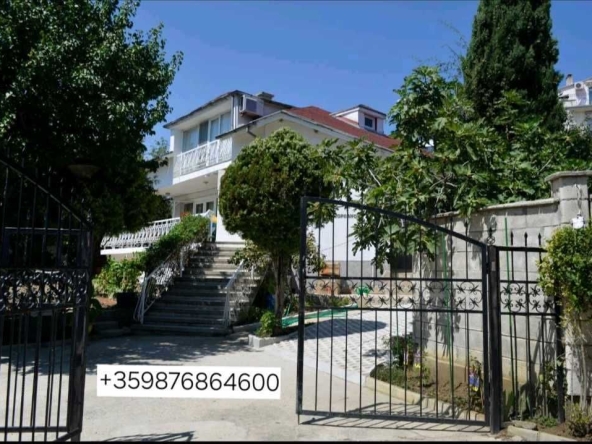 Дава се под наем Къща в Варна, Център - 200 кв.м за 1400 € - Снимка #1