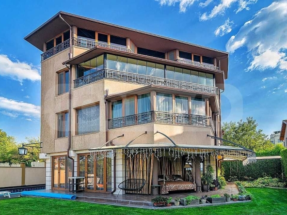 Къща в Варна, м-т Зеленика - 400 кв.м за 1500 €/кв.м - Снимка #1