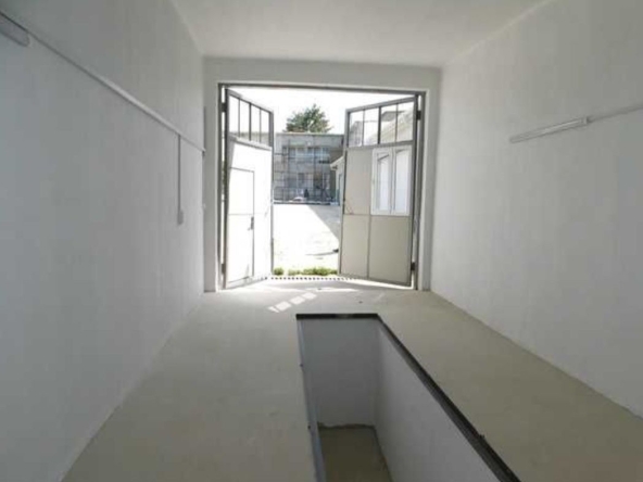 Дава се под наем Гараж / Паркомясто в Търговище, Изток 1 - 30 кв.м за 178.5 € - Снимка #1