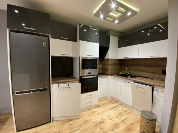 Дава се под наем Тристаен апартамент в София, Мусагеница - 98 кв.м за 765 € - Снимка #1