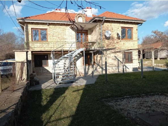 Дава се под наем Етаж от къща в Свищов - 62 кв.м за 255 € - Снимка #1