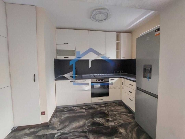 Дава се под наем Тристаен апартамент в Варна, Цветен квартал - 90 кв.м за 510 € - Снимка #1