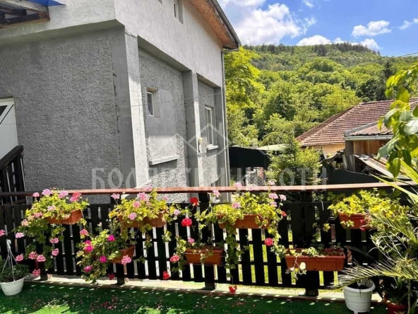 Дава се под наем Къща в Велико Търново, Асенов - 275 кв.м за 1690 € - Снимка #1