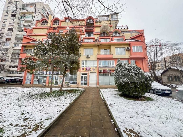 Двустаен апартамент в Варна, Център - 76 кв.м за 2039 €/кв.м - Снимка #1