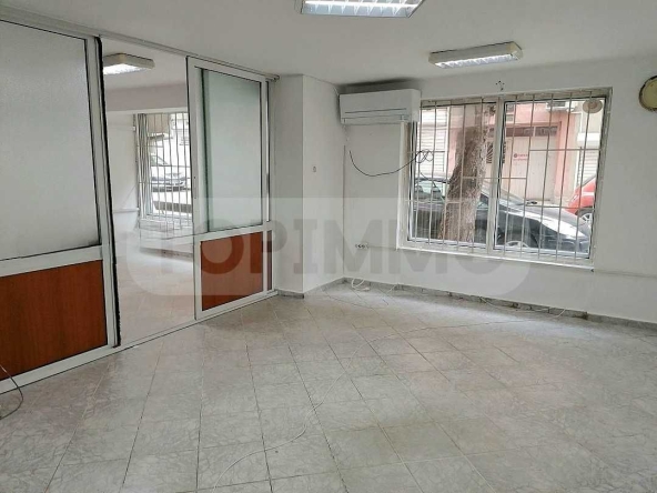 Дава се под наем Магазин в Варна, Лятно кино Тракия - 62 кв.м за 420.75 € - Снимка #1