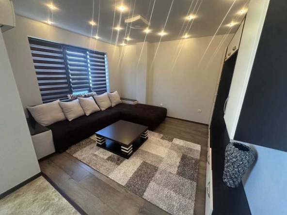 Дава се под наем Двустаен апартамент в Бургас, Славейков - 70 кв.м за 561 € - Снимка #1