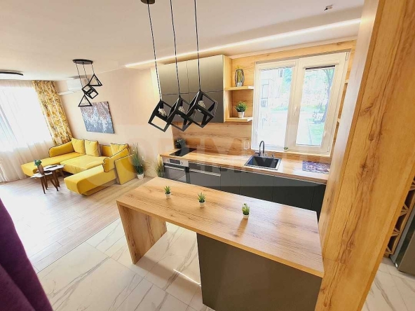 Дава се под наем Тристаен апартамент в Варна, Нептун - 110 кв.м за 920 € - Снимка #1