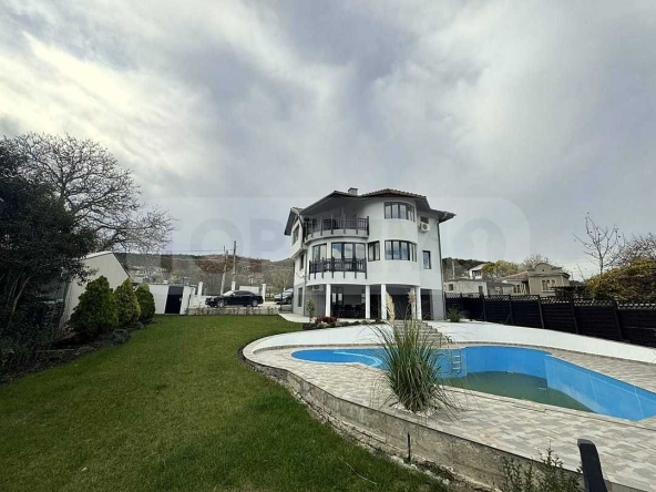 Къща в с. Рогачево, Област Добрич - 310 кв.м за 551 €/кв.м - Снимка #1
