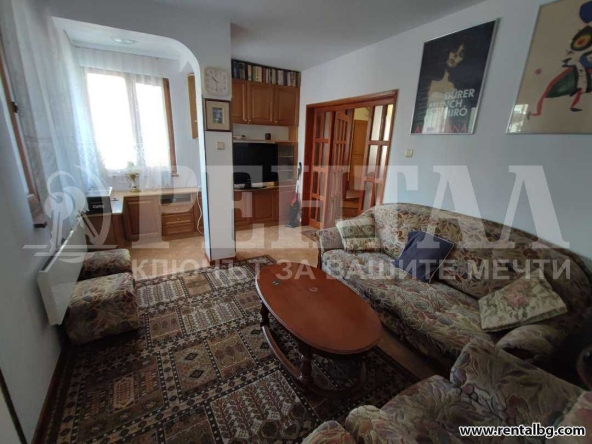 Дава се под наем Тристаен апартамент в Пловдив, Център - 97 кв.м за 561 € - Снимка #1