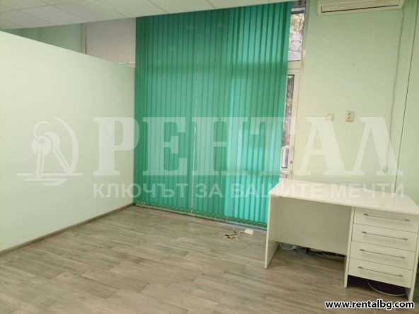 Дава се под наем Магазин в Пловдив, Кючук Париж - 55 кв.м за 275.4 € - Снимка #1