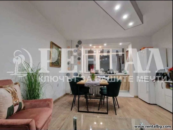 Дава се под наем Тристаен апартамент в Пловдив, Център - 80 кв.м за 510 € - Снимка #1