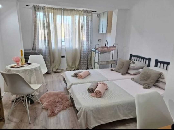 Дава се под наем Едностаен апартамент в Перник, Бели брег - 31 кв.м за 229.5 € - Снимка #1