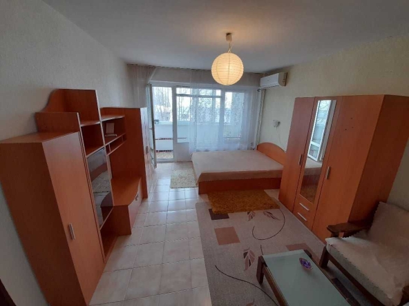 Дава се под наем Едностаен апартамент в Бургас, Изгрев - 45 кв.м за 153 € - Снимка #1