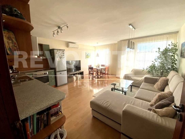 Дава се под наем Тристаен апартамент в Варна, Център - 100 кв.м за 548.25 € - Снимка #1