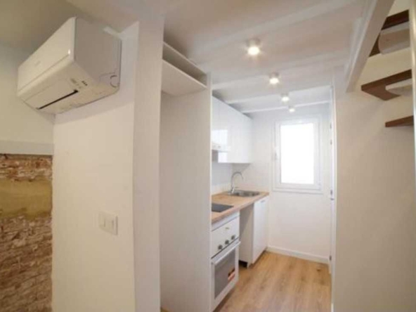 Дава се под наем Четиристаен апартамент в Пловдив, Център - 95 кв.м за 398.82 € - Снимка #1