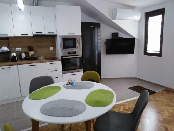 Дава се под наем Двустаен апартамент в Бургас, Център - 50 кв.м за 408 € - Снимка #1